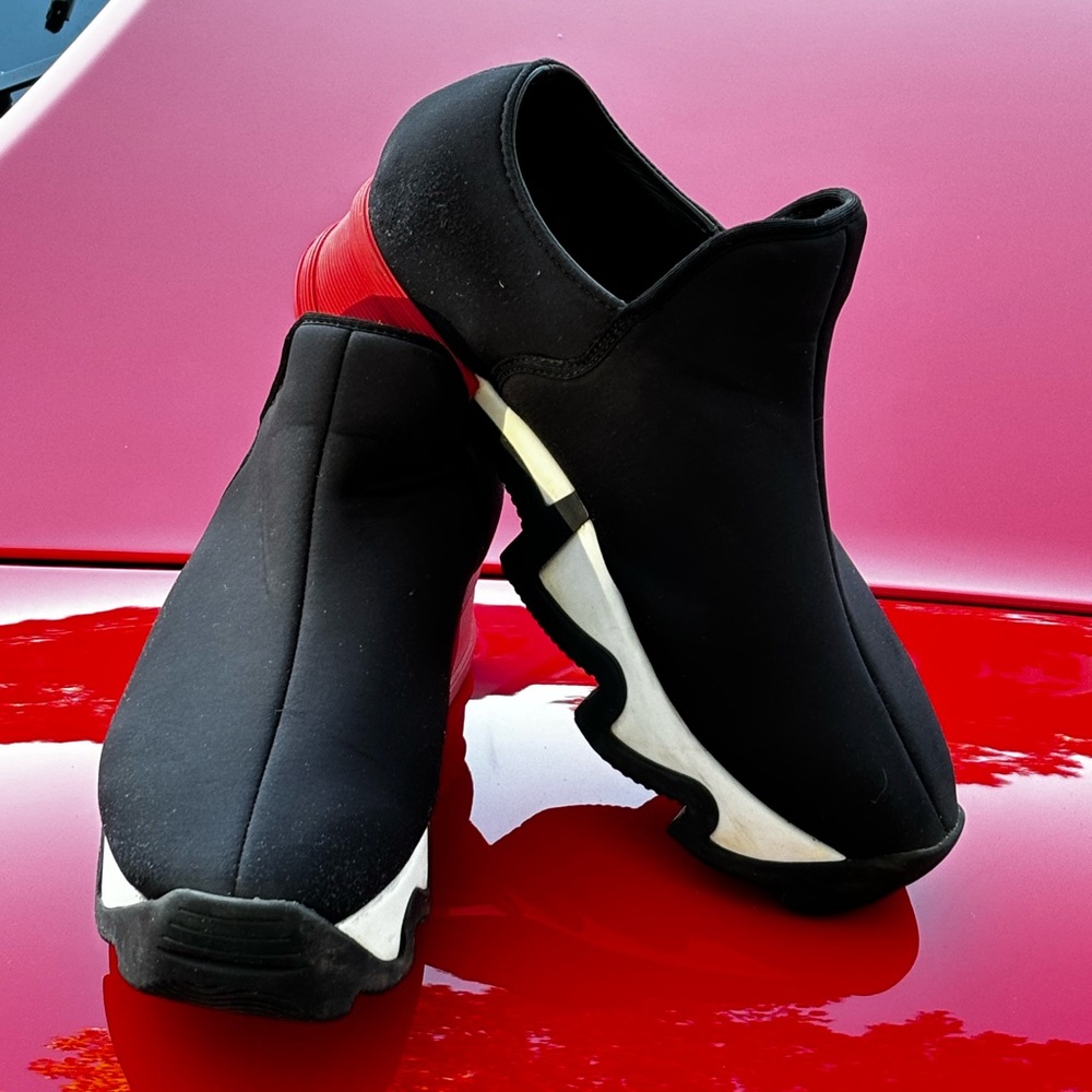 IRI Black with red and white accents